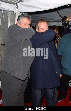 Datei-PIX: New York, NY, USA. 26. März 2014. Robin Williams und Harvey Fierstein besuchen die New Yorker Premiere von Robins neuer Film '' schmusig Tod '' am Ziegfield Theater am 26. März 2002 in New York City statt.  Robin Williams gefunden tot 11. August 2014. Bildnachweis: Marcel Thomas/ZUMA Draht/Alamy Live-Nachrichten Stockfoto