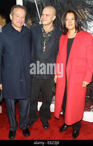 Datei-PIX: New York, NY, USA. 26. März 2014. Robin Williams, Sohn Zack und Frau Marcia besuchen die New Yorker Premiere von Robins neuer Film '' schmusig Tod '' am Ziegfield Theater am 26. März 2002 in New York City statt.  Robin Williams gefunden tot 11. August 2014. Bildnachweis: Marcel Thomas/ZUMA Draht/Alamy Live-Nachrichten Stockfoto