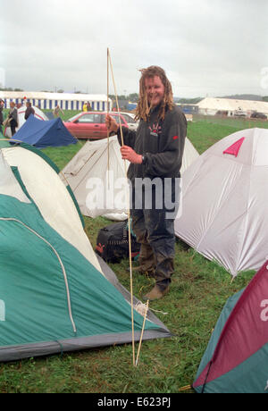 Festgefahrene knuspriges Mann camping am Glastonbury Music Festival 1997, würdig Bauernhof, Somerset, England, Vereinigtes Königreich. Stockfoto