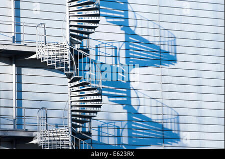 Fabrikgebäude, Industrieanlage, Wendeltreppe, Außentreppe, Notfall-Treppe, Feuerleiter, München, Oberbayern Stockfoto