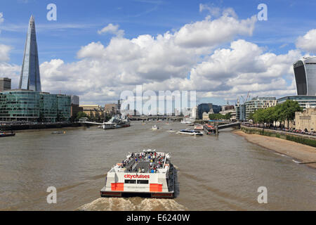 Stadt-Kreuzfahrt-Fähre auf der Themse übergibt der Shard, London, England UK Stockfoto