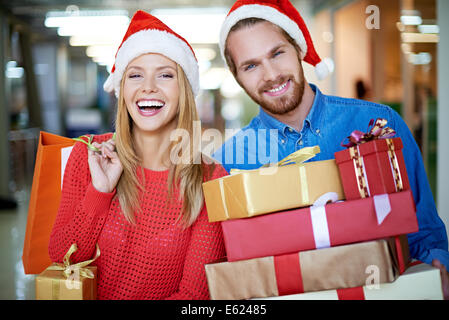 Porträt des glücklichen Paares mit Weihnachten präsentiert Stockfoto