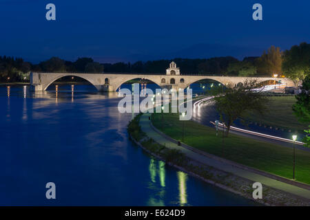 Rhône mit der Pont Saint-Bénézet Brücke, auch bekannt als Pont d ' Avignon, Avignon, Provence-Alpes-Côte d ' Azur, Frankreich Stockfoto