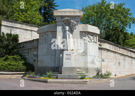 Denkmal für die Gefallenen der Kriege des 20. Jahrhunderts, Grünanlage auf dem Felsen Rocher des Domes, Avignon Stockfoto