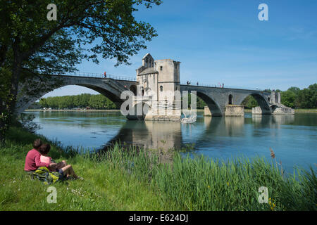 Rhône mit der Pont Saint-Bénézet Brücke, auch bekannt als Pont d ' Avignon, Avignon, Provence-Alpes-Côte d ' Azur, Frankreich Stockfoto