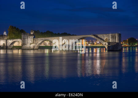 Rhône mit Pont Saint-Bénézet Brücke, auch bekannt als Pont d ' Avignon, in der Nacht, Avignon, Provence-Alpes-Côte d ' Azur Stockfoto