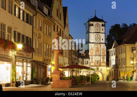 Fußgängerzone mit Ravensburg Tor und Adlerbrunnen Brunnen, Wangen, Oberschwaben, Baden-Württemberg, Deutschland Stockfoto