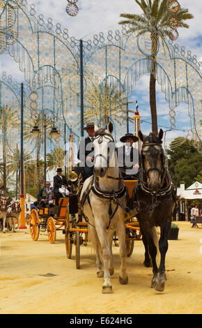 Geschmückten Pferden und verkleidet Kutscher im Feria del Caballo Pferdemesse, Jerez De La Frontera, Provinz Cádiz, Andalusien Stockfoto