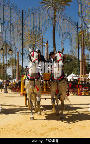 Geschmückten Pferden und verkleidet Kutscher im Feria del Caballo Pferdemesse, Jerez De La Frontera, Provinz Cádiz, Andalusien Stockfoto