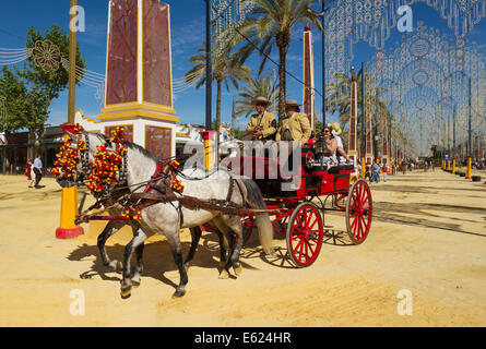 Geschmückten Pferden und verkleidet Kutscher im Feria del Caballo Pferdemesse, Jerez De La Frontera, Provinz Cádiz, Andalusien Stockfoto