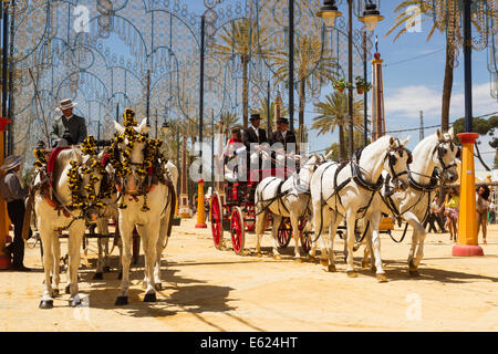 Geschmückten Pferden und verkleidet Kutscher im Feria del Caballo Pferdemesse, Jerez De La Frontera, Provinz Cádiz, Andalusien Stockfoto