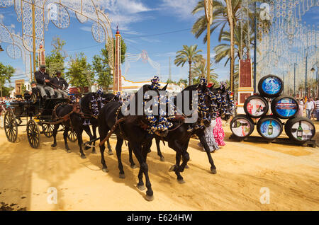 Geschmückten Pferden und verkleidet Kutscher im Feria del Caballo Pferdemesse, Jerez De La Frontera, Provinz Cádiz, Andalusien Stockfoto