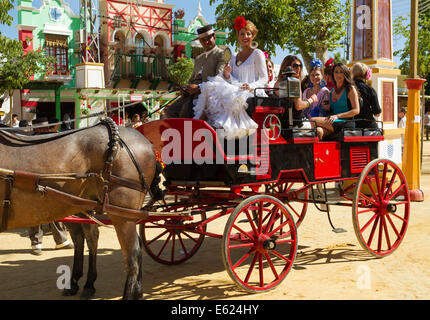 Kutscher und junge Damen Kleider tragen Zigeuner auf der Feria del Caballo Pferdemesse, Jerez De La Frontera verkleidet Stockfoto