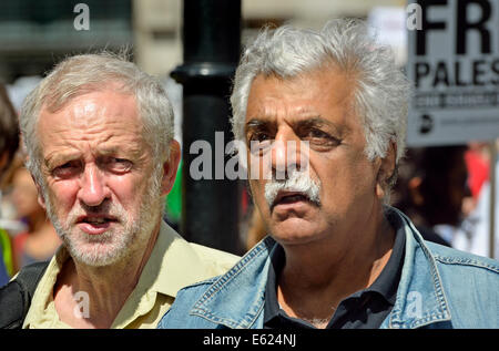 Jeremy Corbyn MP und Tariq Ali (Autor und Kommentator) auf die nationale Demonstration für Gaza, London, 9. August 2014 Stockfoto