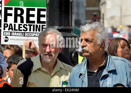 Jeremy Corbyn MP und Tariq Ali (Autor und Kommentator) außerhalb BBC Broadcasting House bei der nationalen Demonstration für Gaza oder Stockfoto