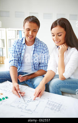 Porträt des jungen Paares diskutieren Skizze ihrer neuen Immobilie Stockfoto