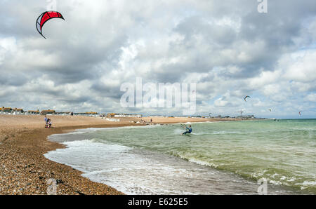 Kitesurfen, Worthing, Sussex, England, Großbritannien. Stockfoto