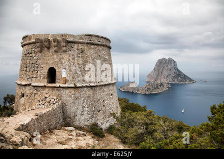 Torre Des Savinar mit Blick auf Es Vedra auf Ibiza Stockfoto