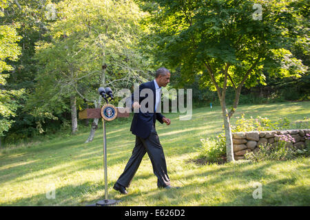 Chilmark, USA. 11. August 2014. US-Präsident Barack Obama macht eine Aussage über den Irak während seines Urlaubs auf Martha's Vineyard Chilmark, USA, 11. August 2014. In seiner Rede kündigte der Präsident, dass er neue irakische Premierminister Haider Al-Abadi, um seine Unterstützung und herzlichen Glückwunsch bieten berufen hatte. Bildnachweis: Rick Friedman/Pool über CNP/Dpa - NO WIRE SERVICE - Credit: Dpa/Alamy Live-Nachrichten Stockfoto