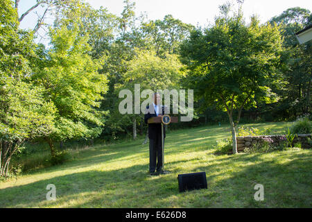 Chilmark, USA. 11. August 2014. US-Präsident Barack Obama macht eine Aussage über den Irak während seines Urlaubs auf Martha's Vineyard Chilmark, USA, 11. August 2014. In seiner Rede kündigte der Präsident, dass er neue irakische Premierminister Haider Al-Abadi, um seine Unterstützung und herzlichen Glückwunsch bieten berufen hatte. Bildnachweis: Rick Friedman/Pool über CNP/Dpa - NO WIRE SERVICE - Credit: Dpa/Alamy Live-Nachrichten Stockfoto