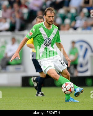 Wolfsburg, Deutschland. 10. August 2014. Wolfsburgs Bas Dost in Aktion während der Fußball-Testspiel zwischen VfL Wolfsburg und Atletico Madrid in der Volkswagen Arena in Wolfsburg, Deutschland, 10. August 2014. Foto: Thomas Eisenhuth/Dpa/Alamy Live News Stockfoto