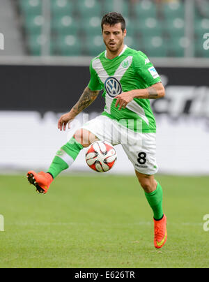 Wolfsburg, Deutschland. 10. August 2014. Wolfsburgs Vieirinha in Aktion während der Fußball-Testspiel zwischen VfL Wolfsburg und Atletico Madrid in der Volkswagen Arena in Wolfsburg, Deutschland, 10. August 2014. Foto: Thomas Eisenhuth/Dpa/Alamy Live News Stockfoto