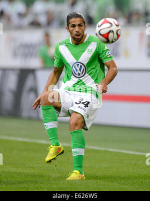 Wolfsburg, Deutschland. 10. August 2014. Wolfsburgs Ricardo Rodriguez in Aktion während der Fußball-Testspiel zwischen VfL Wolfsburg und Atletico Madrid in der Volkswagen Arena in Wolfsburg, Deutschland, 10. August 2014. Foto: Thomas Eisenhuth/Dpa/Alamy Live News Stockfoto