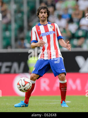 Wolfsburg, Deutschland. 10. August 2014. Madrids Tiago in Aktion während der Fußball-Testspiel zwischen VfL Wolfsburg und Atletico Madrid in der Volkswagen Arena in Wolfsburg, Deutschland, 10. August 2014. Foto: Thomas Eisenhuth/Dpa/Alamy Live News Stockfoto