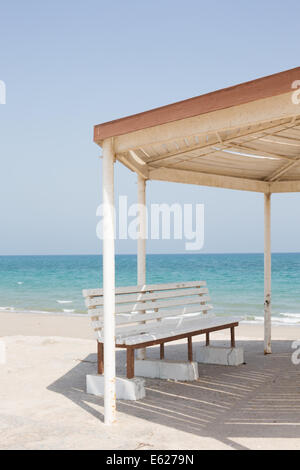 Ein Metall Pavillon mit Bänken mit Meeren der Straße von Hormus im Hintergrund, Dibba, Vereinigte Arabische Emirate Stockfoto