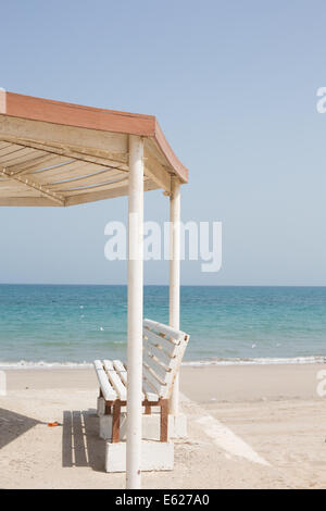 Ein Metall Pavillon mit Bänken mit Meeren der Straße von Hormus im Hintergrund, Dibba, Vereinigte Arabische Emirate Stockfoto