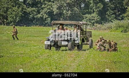 Sowjetische Soldaten, die Vorbereitung für einen Angriff während Nachstellung des zweiten Weltkriegs ein Maschinengewehr kämpft Stockfoto