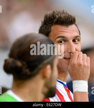 Wolfsburg, Deutschland. 10. August 2014. Madrids Mario Mandzukic lächelt während der Fußball-Testspiel zwischen VfL Wolfsburg und Atletico Madrid in der Volkswagen Arena in Wolfsburg, Deutschland, 10. August 2014. Foto: Thomas Eisenhuth/Dpa/Alamy Live News Stockfoto