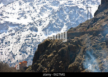 Kasbah de Toubkal, den höchsten Berg Mount Toubkal in Nordafrika 4167 Mt, schneebedeckten, Imlil-Tal, Hills, Umgebung, Marokko Stockfoto