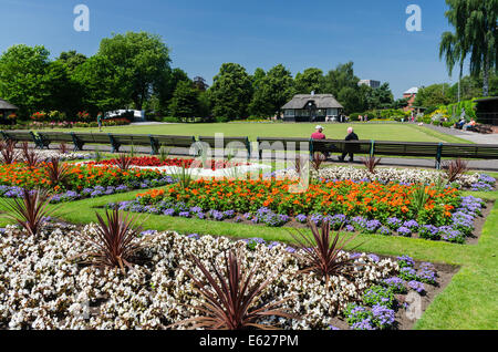 Stafford Bowling Club Bowling Green im Victoria Park, Stafford mit bunten Blumenbeeten im Vordergrund Stockfoto