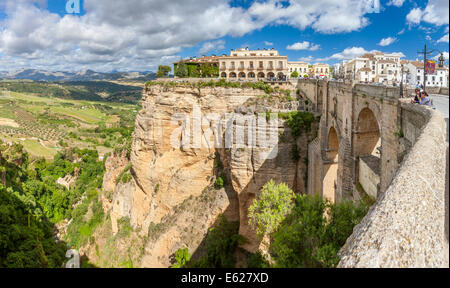 Die Brücke Puente Nuevo über Guadalevín in El Tajo Schlucht, Ronda, Malaga Provinz, Andalusien, Spanien, Europa. Stockfoto