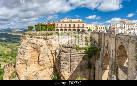 Die Brücke Puente Nuevo über Guadalevín in El Tajo Schlucht, Ronda, Malaga Provinz, Andalusien, Spanien, Europa. Stockfoto