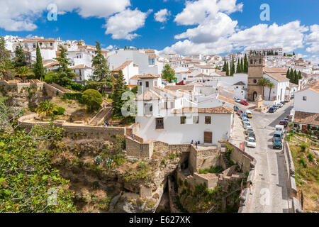 Iglesia de Padre Jesusand und Puente Viejo (alte Brücke) über Guadalevín Fluss, Ronda, Malaga Provinz, Andalusien, Spanien, Europa. Stockfoto