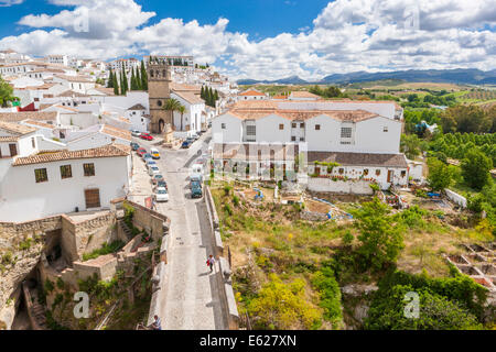 Iglesia de Padre Jesusand und Puente Viejo (alte Brücke) über Guadalevín Fluss, Ronda, Malaga Provinz, Andalusien, Spanien, Europa. Stockfoto