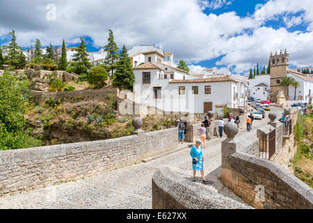 Iglesia de Padre Jesusand und Puente Viejo (alte Brücke) über Guadalevín Fluss, Ronda, Malaga Provinz, Andalusien, Spanien, Europa. Stockfoto