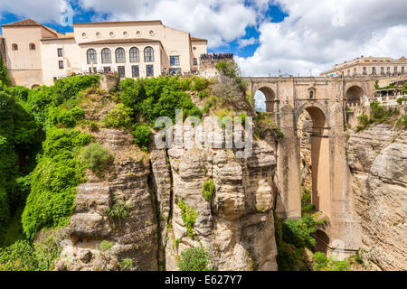 Die Brücke Puente Nuevo über Guadalevín in El Tajo Schlucht, Ronda, Malaga Provinz, Andalusien, Spanien, Europa. Stockfoto