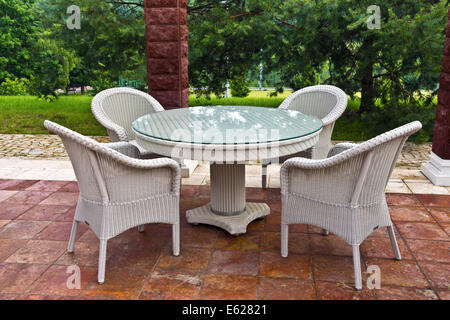 Weißen Tisch und Stühle Patio-Möbel in einem Garten Gazibo. Stockfoto