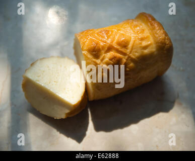 Oscypek Polnisch geräucherter Käse. Kuhmilch, Ziegenmilch oder Schafsmilch. Aus der hohen Tatra-Region. Stockfoto