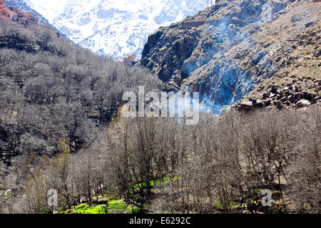 Kasbah de Toubkal, den höchsten Berg Mount Toubkal in Nordafrika 4167 Mt, schneebedeckten, Imlil-Tal, Hills, Umgebung, Marokko Stockfoto