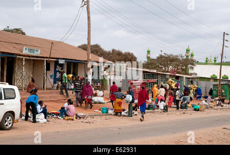 Menschen im dritten Welt Wellblechhütten und am Straßenrand Geschäfte Duka Hotel unterwegs Namanga Nairobi Kenia in Ostafrika Stockfoto