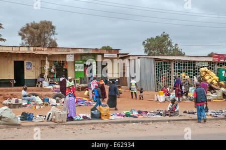 Menschen im dritten Welt Wellblechhütten und am Straßenrand Geschäfte Duka Hotel unterwegs Namanga Nairobi Kenia in Ostafrika Stockfoto