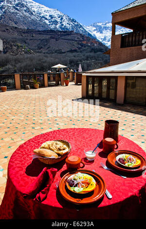 Kasbah de Toubkal, den höchsten Berg Mount Toubkal in Nordafrika 4167 Mt, schneebedeckten, Imlil-Tal, Hills, Umgebung, Marokko Stockfoto