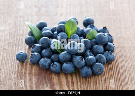 Frische Heidelbeeren auf hölzernen Hintergrund hautnah Stockfoto
