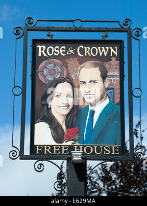 Rose und Krone, High Street, Tilshead, Wiltshire, England, UK.; mit Pub Schild von Prinz William und Kate Middleton. Stockfoto