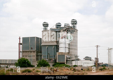 Mombasa Zement Industrie Betonsilo und Fabrik am Athi River von Mombasa-Nairobi-Straße Kenia Ostafrika Zement SILO FA aus gesehen Stockfoto