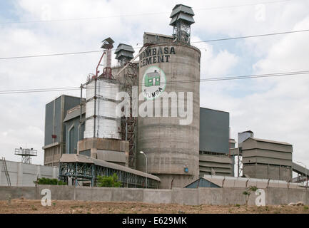 Mombasa Zement Industrie Betonsilo und Fabrik am Athi River von Mombasa-Nairobi-Straße Kenia Ostafrika Zement SILO FA aus gesehen Stockfoto